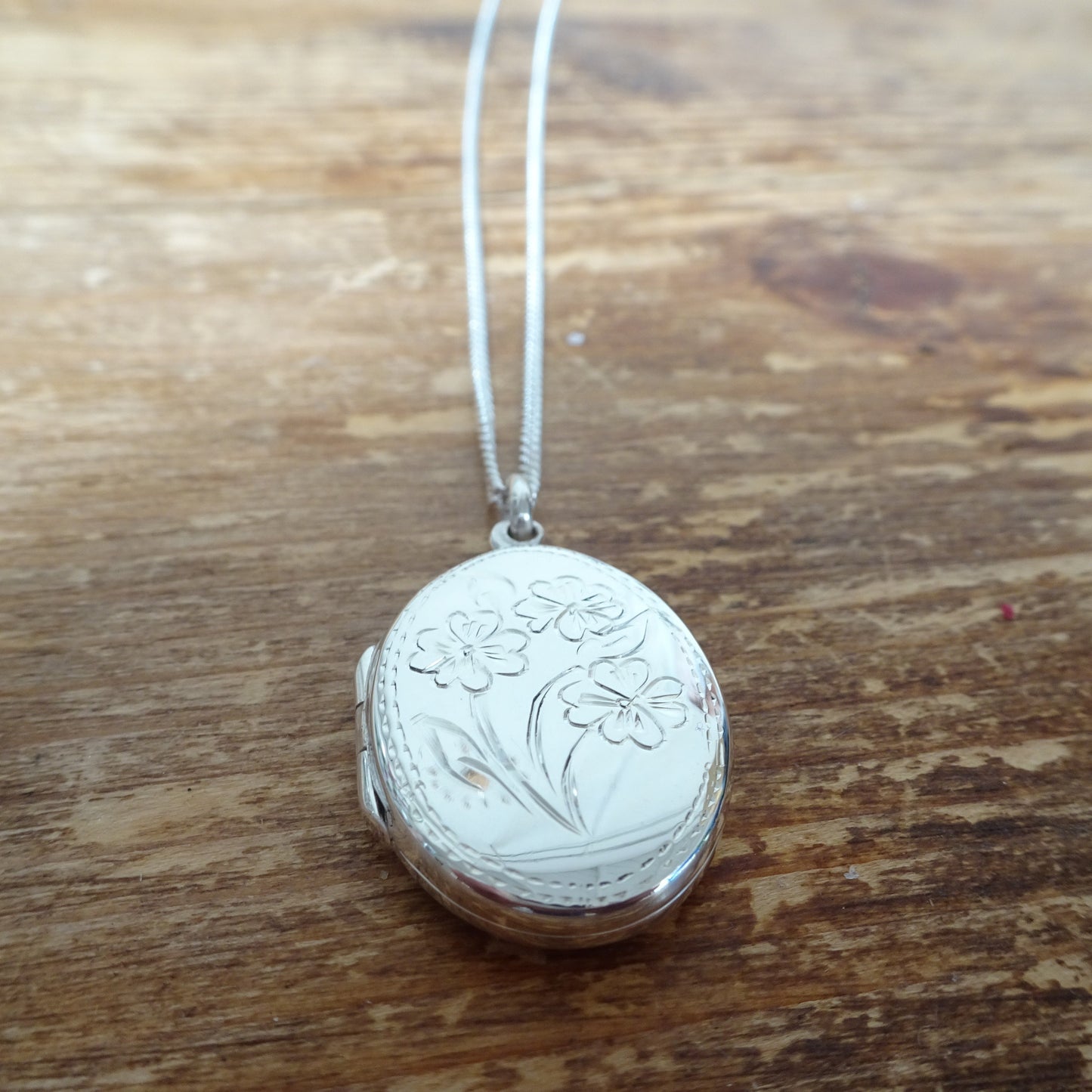 Medallion aus Sterlingsilber mit ovalen Blumen an einer Kette, 16–24 Zoll