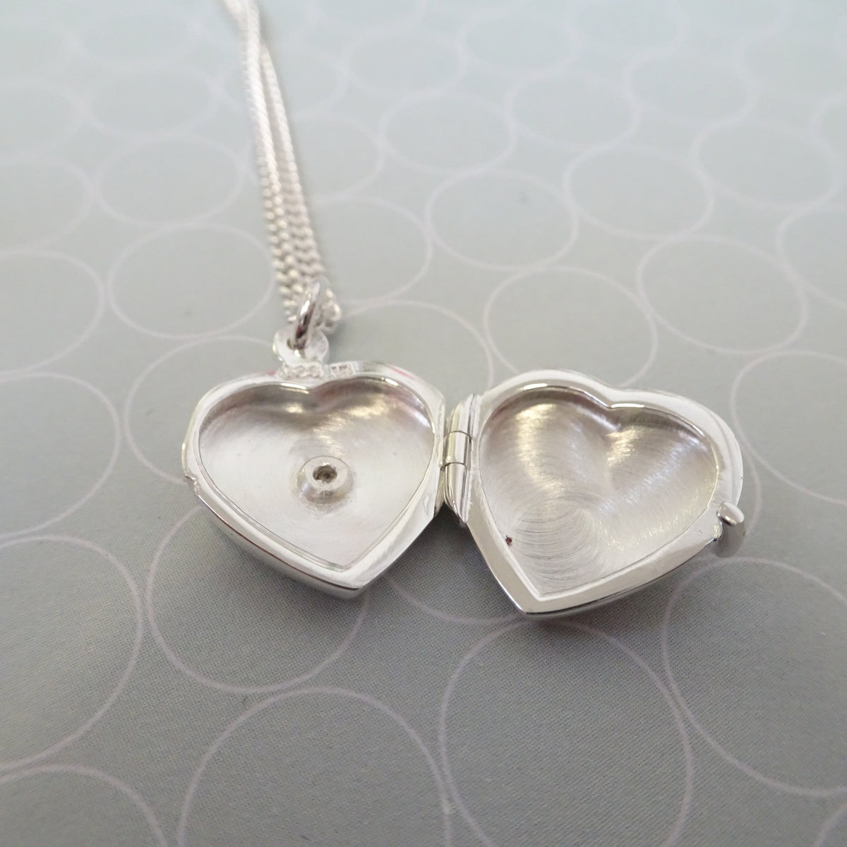 Kleines Sterlingsilber-Herzmedaillon mit Diamant an Kette 40–60 cm