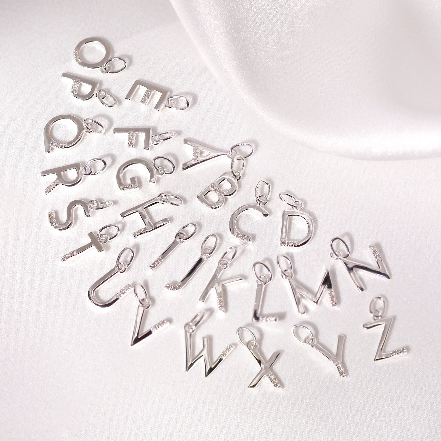 Sterling Silber Anhänger mit dreifachem 1,2-Karat-Diamant und Buchstaben A–Z