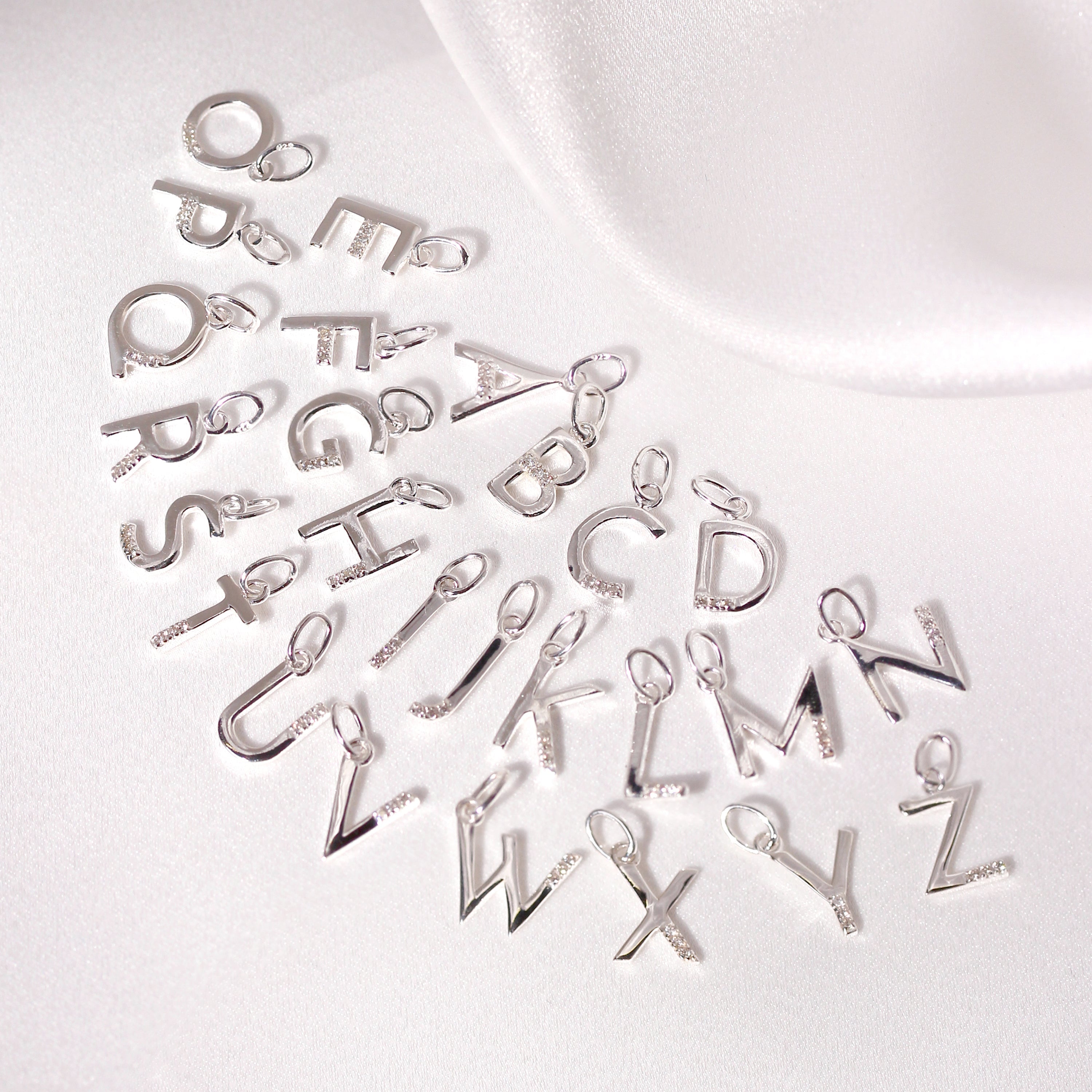 Sterlingsilber Anhänger mit dreifachem 1,2-Karat-Diamant und Buchstaben A–Z