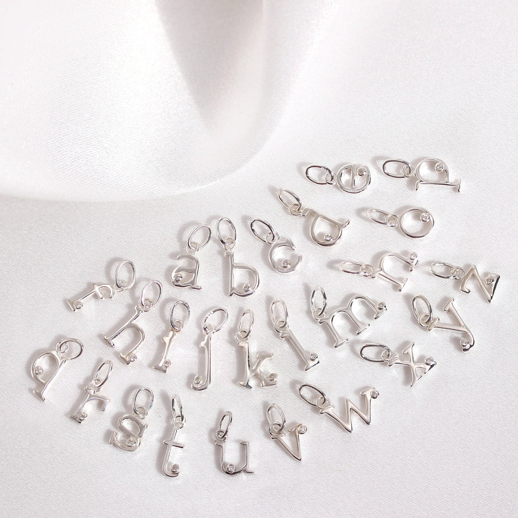 Anhänger mit Buchstaben aus Sterlingsilber und 0,4 Karat Diamanten A–Z
