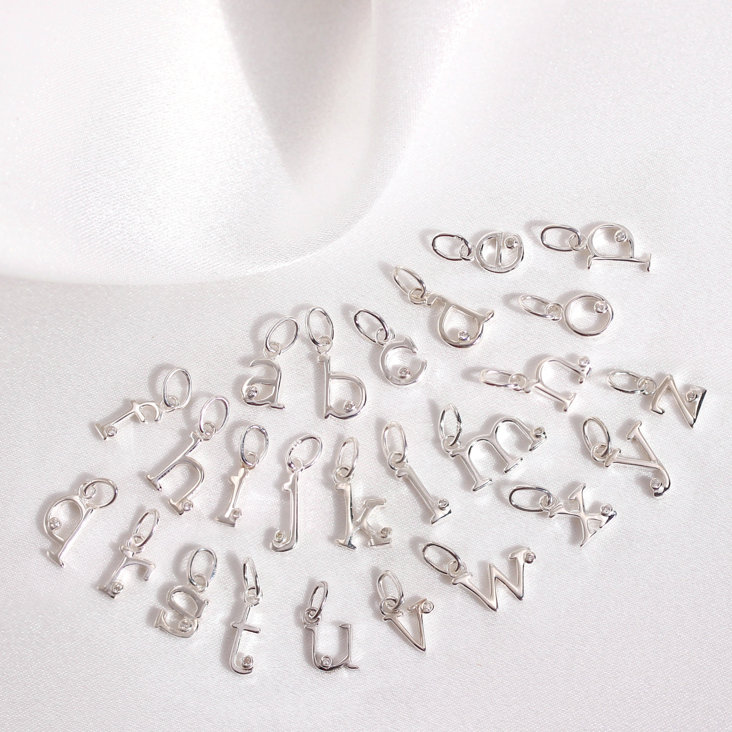 Anhänger mit Buchstaben aus Sterlingsilber und 0,4 Karat Diamanten A–Z