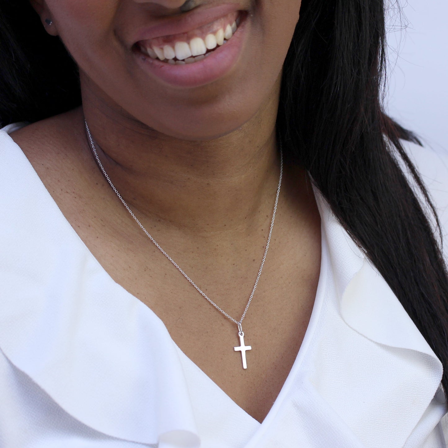 Halskette mit schlichtem Kreuzanhänger aus Sterlingsilber 16–22 Zoll
