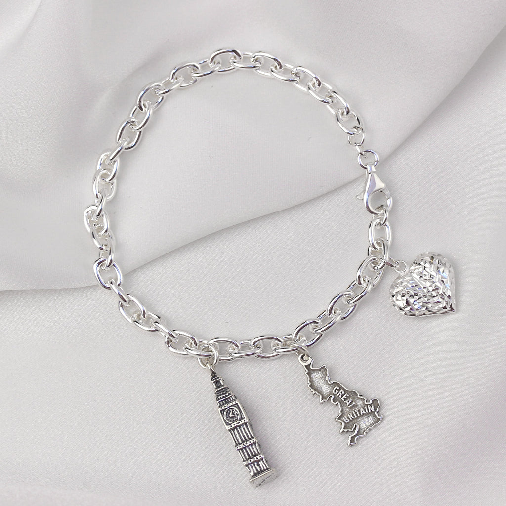 Kräftiges Bettelarmband aus Sterlingsilber mit diamantiertem gewölbtem Herz-Charm