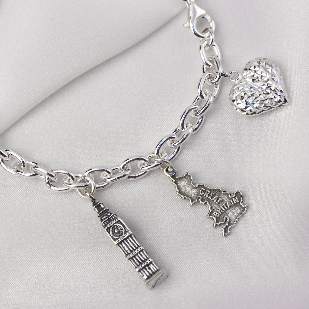 Kräftiges Bettelarmband aus Sterlingsilber mit diamantiertem gewölbtem Herz-Charm