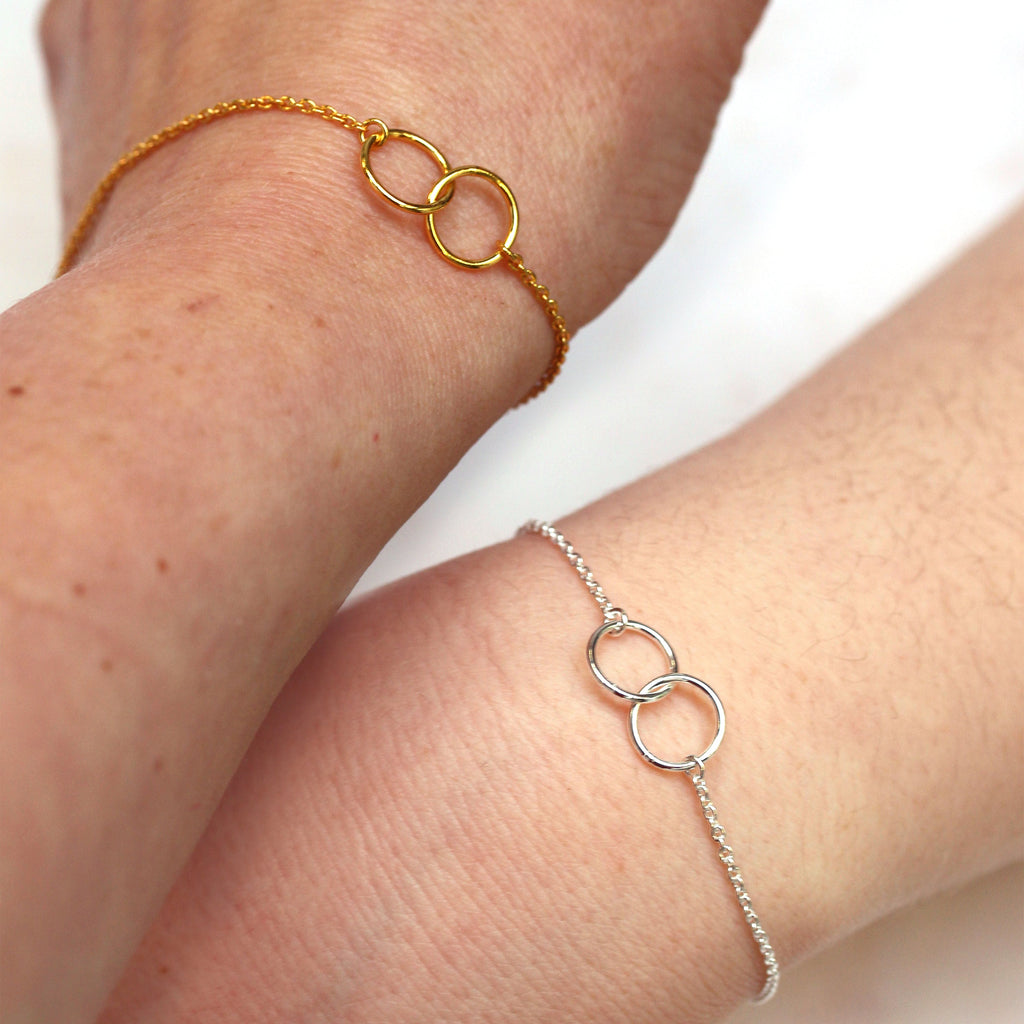 Armband mit Unendlichkeitszeichen und feiner Erbskette aus vergoldetem Sterlingsilber