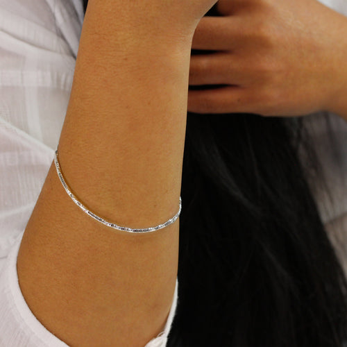 Diamantierter gedrehter Armreif aus Sterlingsilber
