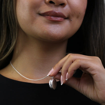 Halskette mit ovalem Medaillon aus Sterlingsilber an einer Kette