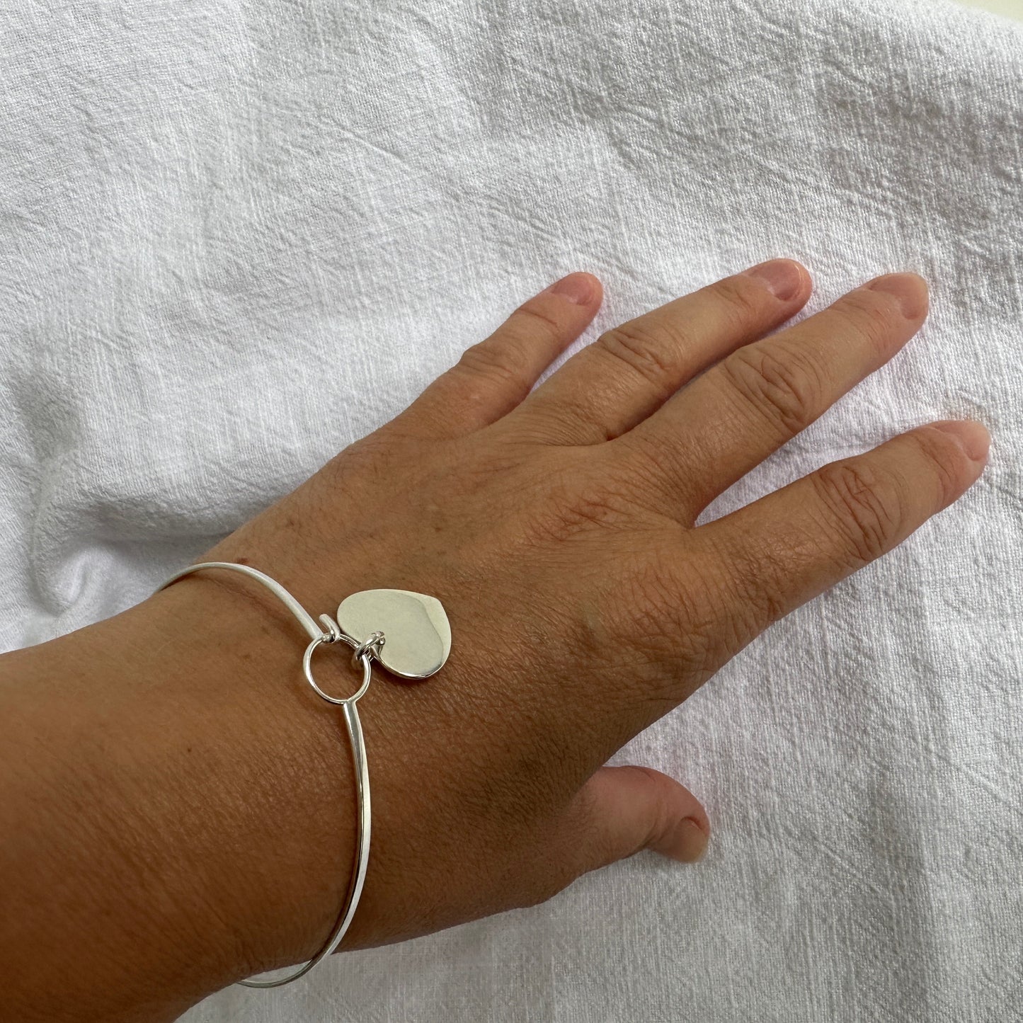 Sterlingsilber Haken & Öse Armreif mit gravierbarem Herz Anhänger