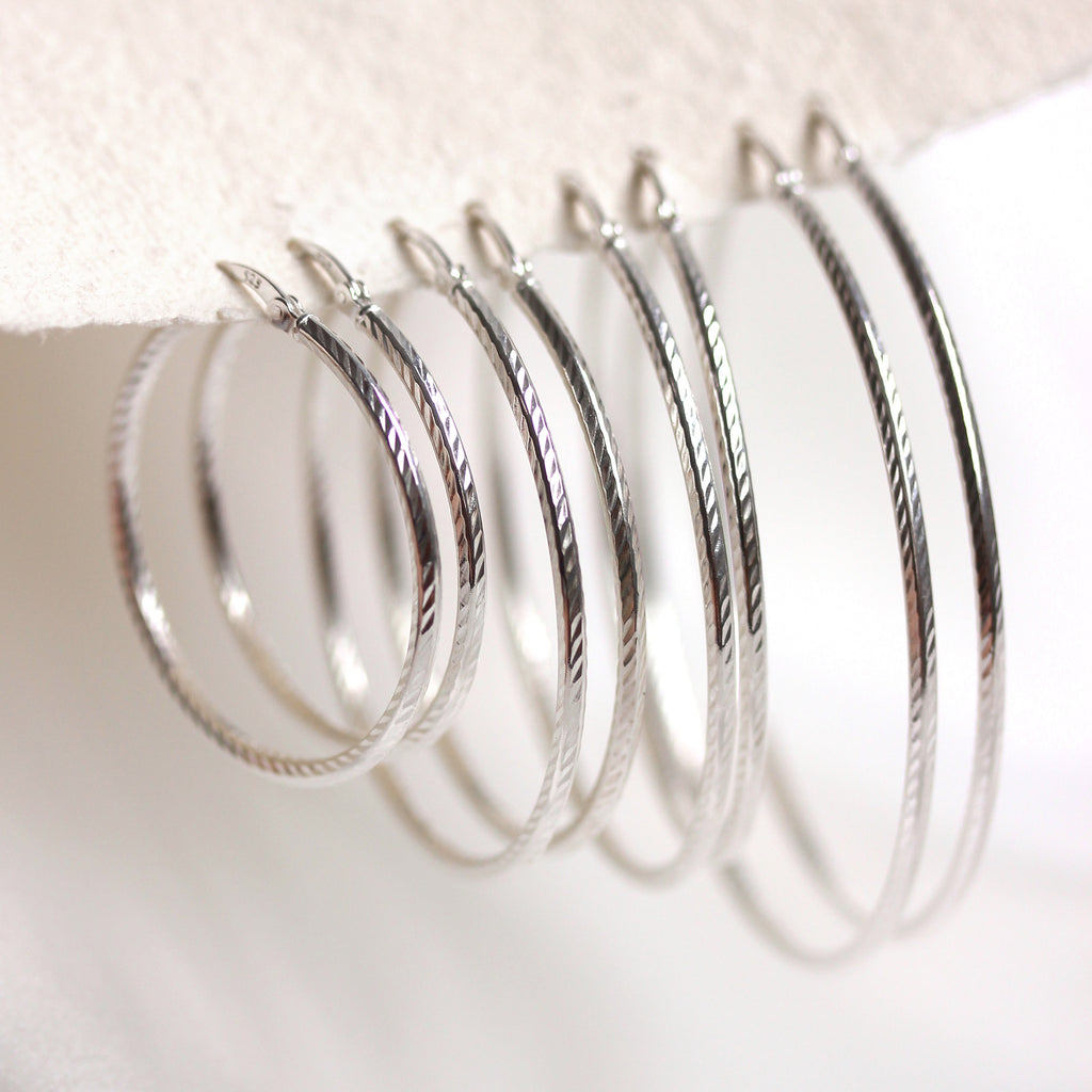 Sterlingsilber 2 mm Röhren Ohrringe mit Diamantschliff 35 mm - 60 mm