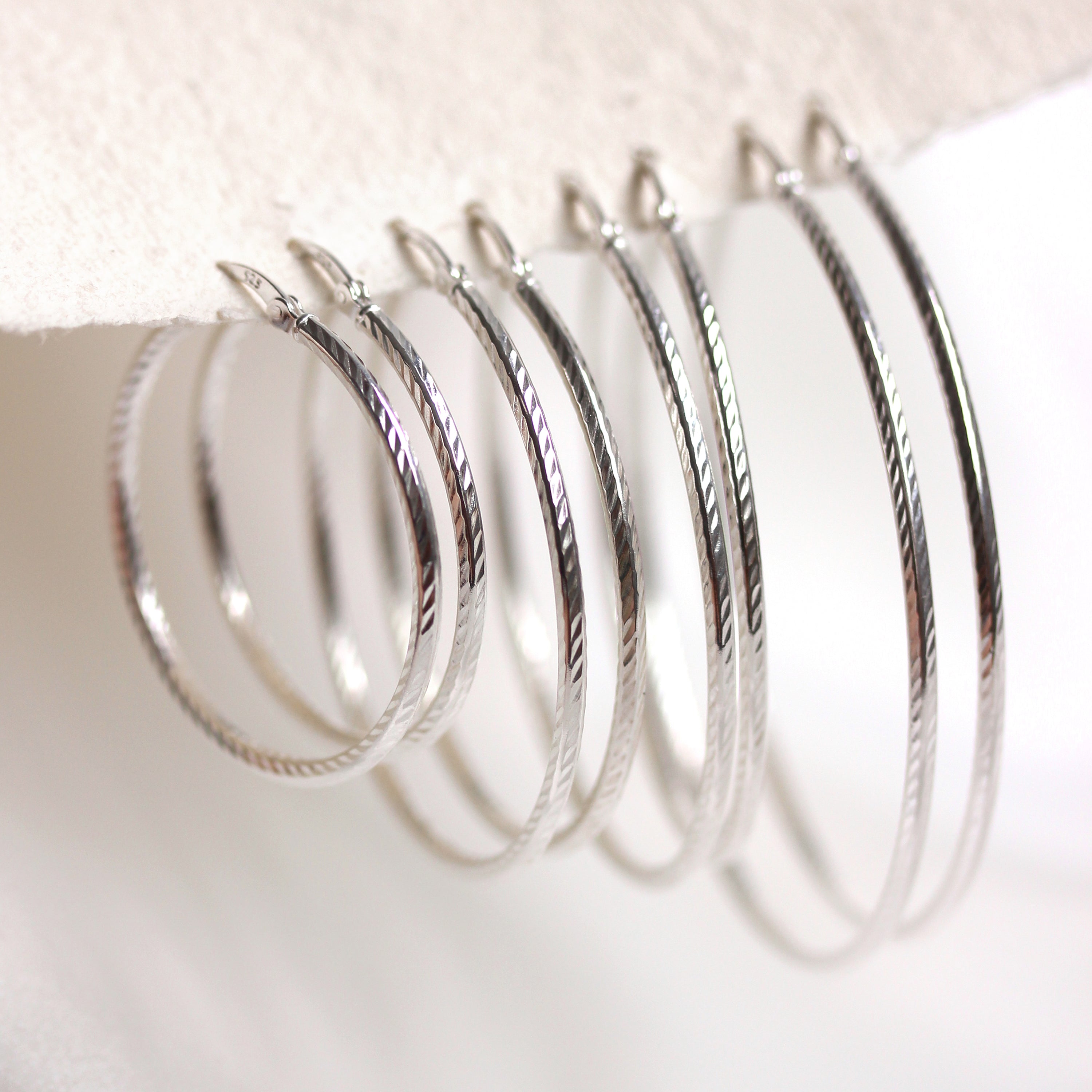Sterlingsilber 2 mm Röhren Ohrringe mit Diamantschliff 35 mm - 60 mm