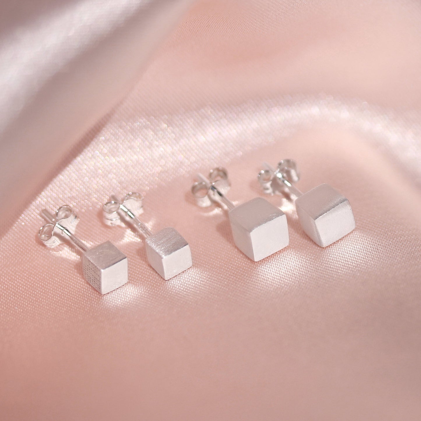 Gebürstete Sterling Silber Würfel-Ohrstecker 4mm - 7mm