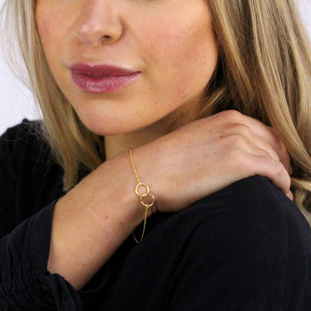 Armband mit Unendlichkeitszeichen und feiner Erbskette aus vergoldetem Sterlingsilber