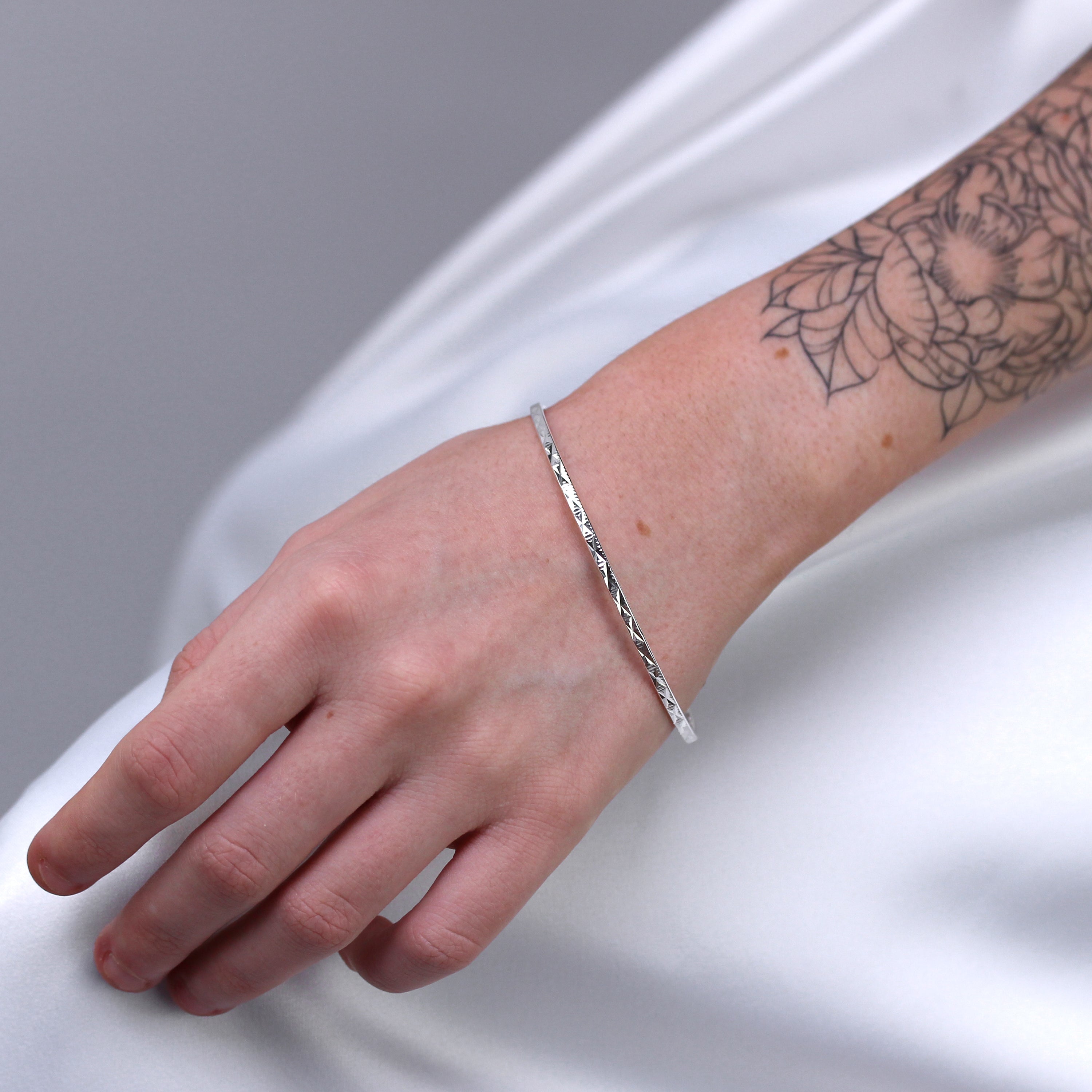 Sterlingsilber Diamantschliff Kuss 66 mm Stapel Armreif