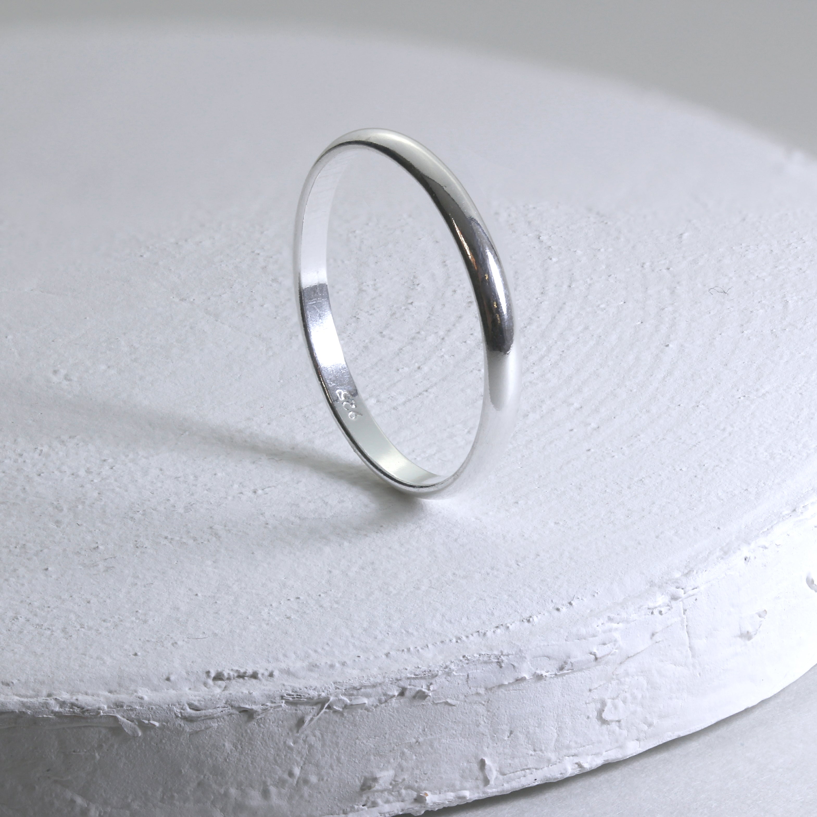 Sterlingsilber 2 mm D-förmiger Ehering Größe E - W