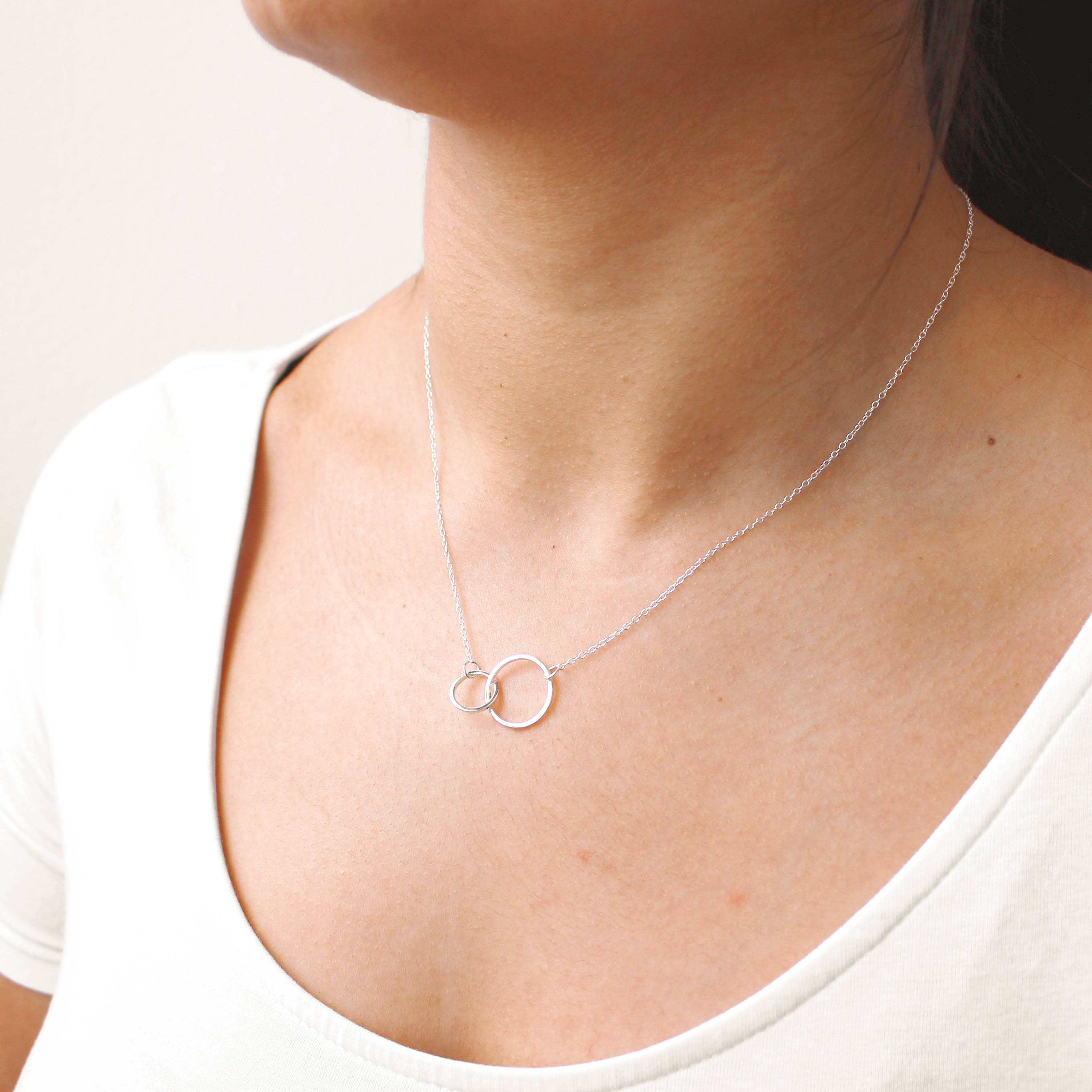 Sterlingsilber Karma Kreise Halskette an 43 cm Kette