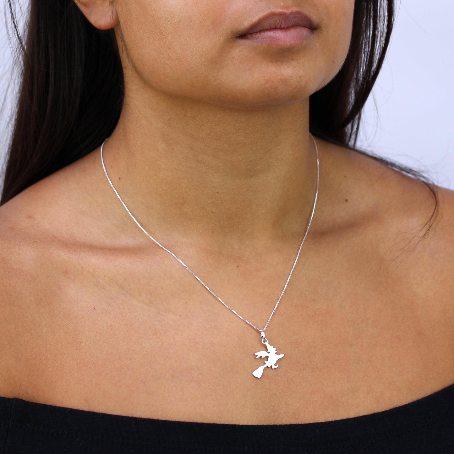 Halskette aus Sterlingsilber mit Hexe auf Besen, 35–56 cm