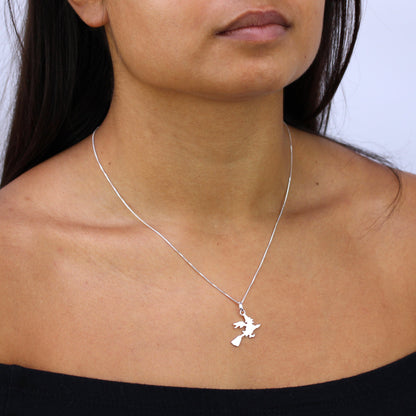 Halskette aus Sterlingsilber mit Hexe auf Besen, 35–56 cm