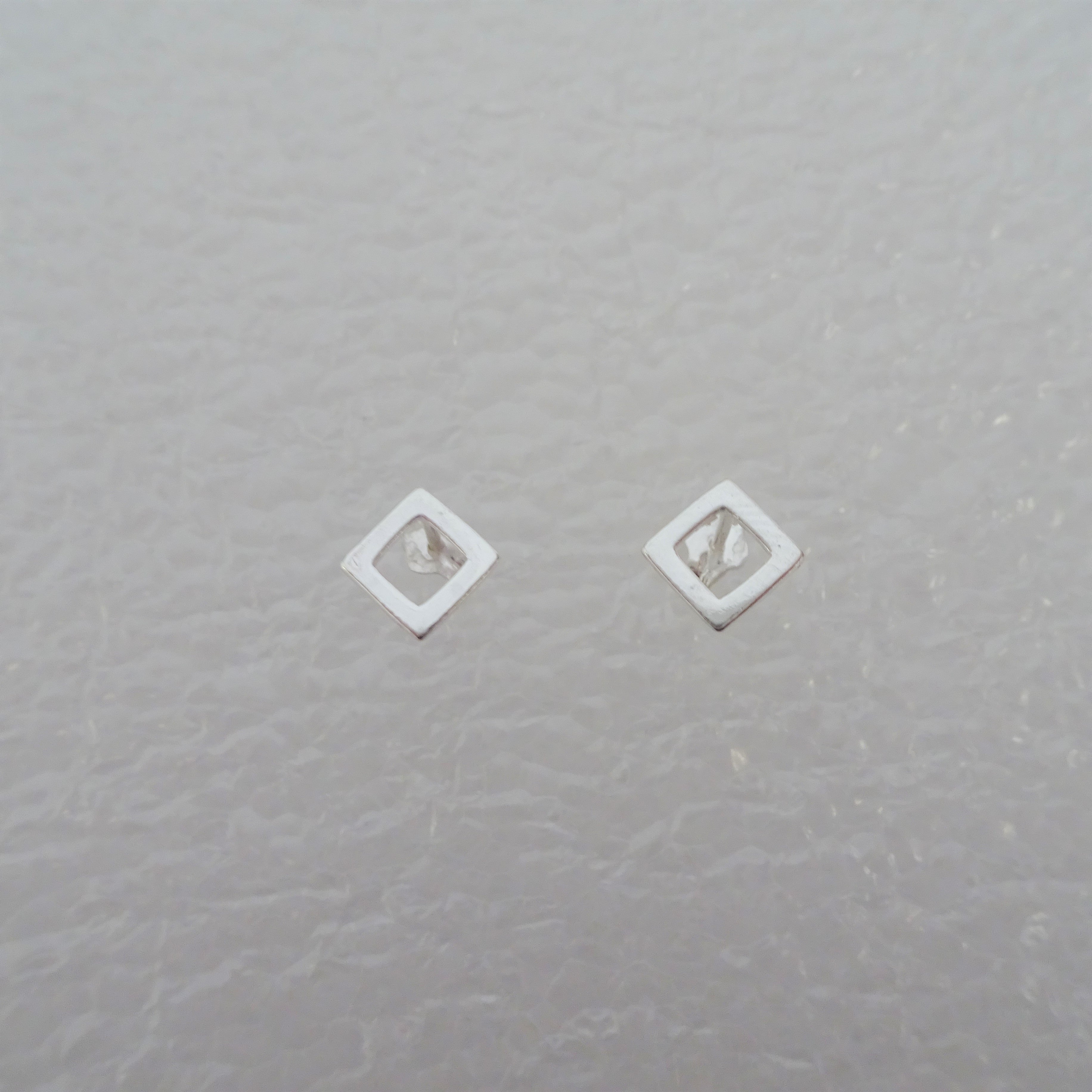 Sterlingsilber Offen Diamant Form Ohrstecker