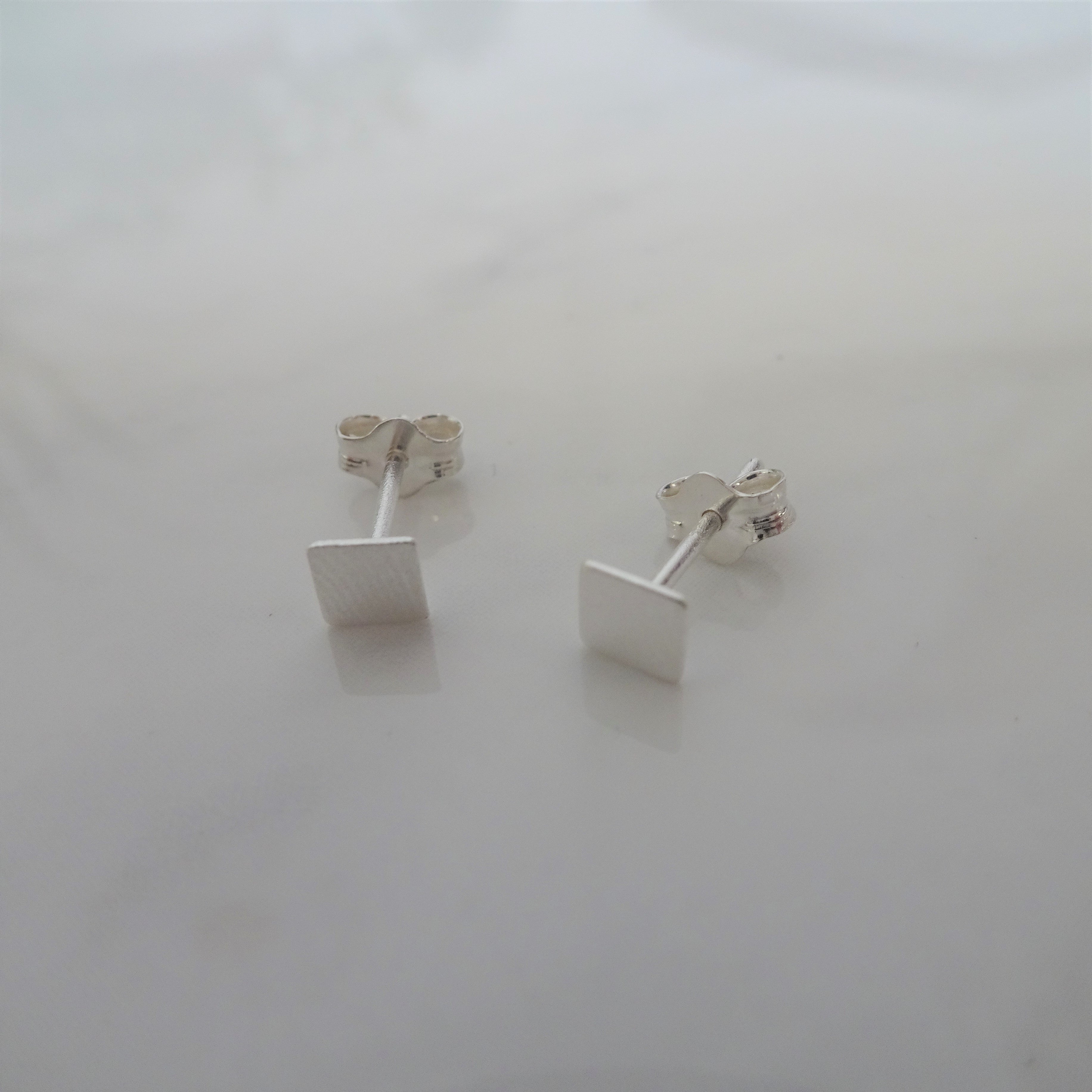 Klein Sterlingsilber 4 mm Quadrat Ohrstecker