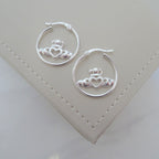 Creolen aus Sterlingsilber mit Claddagh