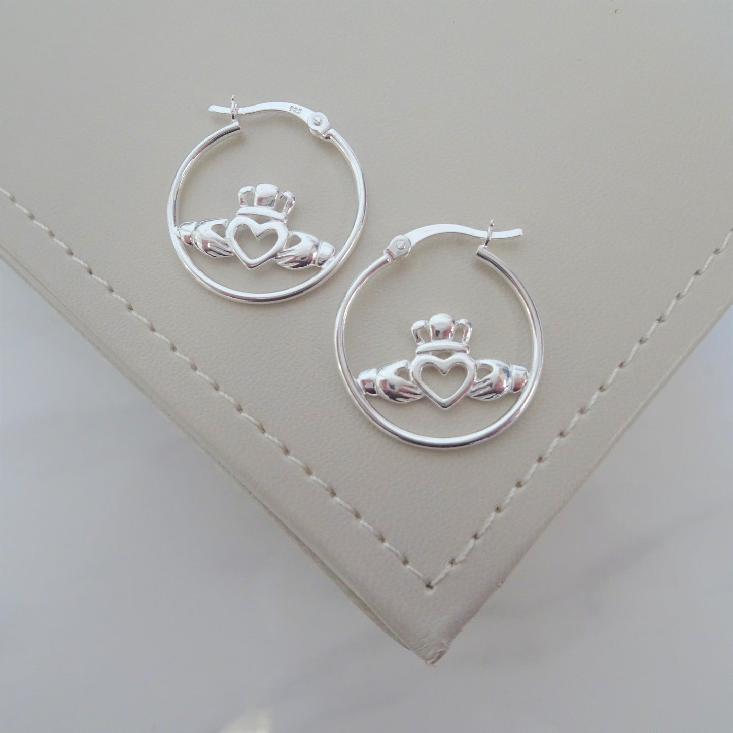 Sterlingsilber Creolen Ohrringe mit Claddagh