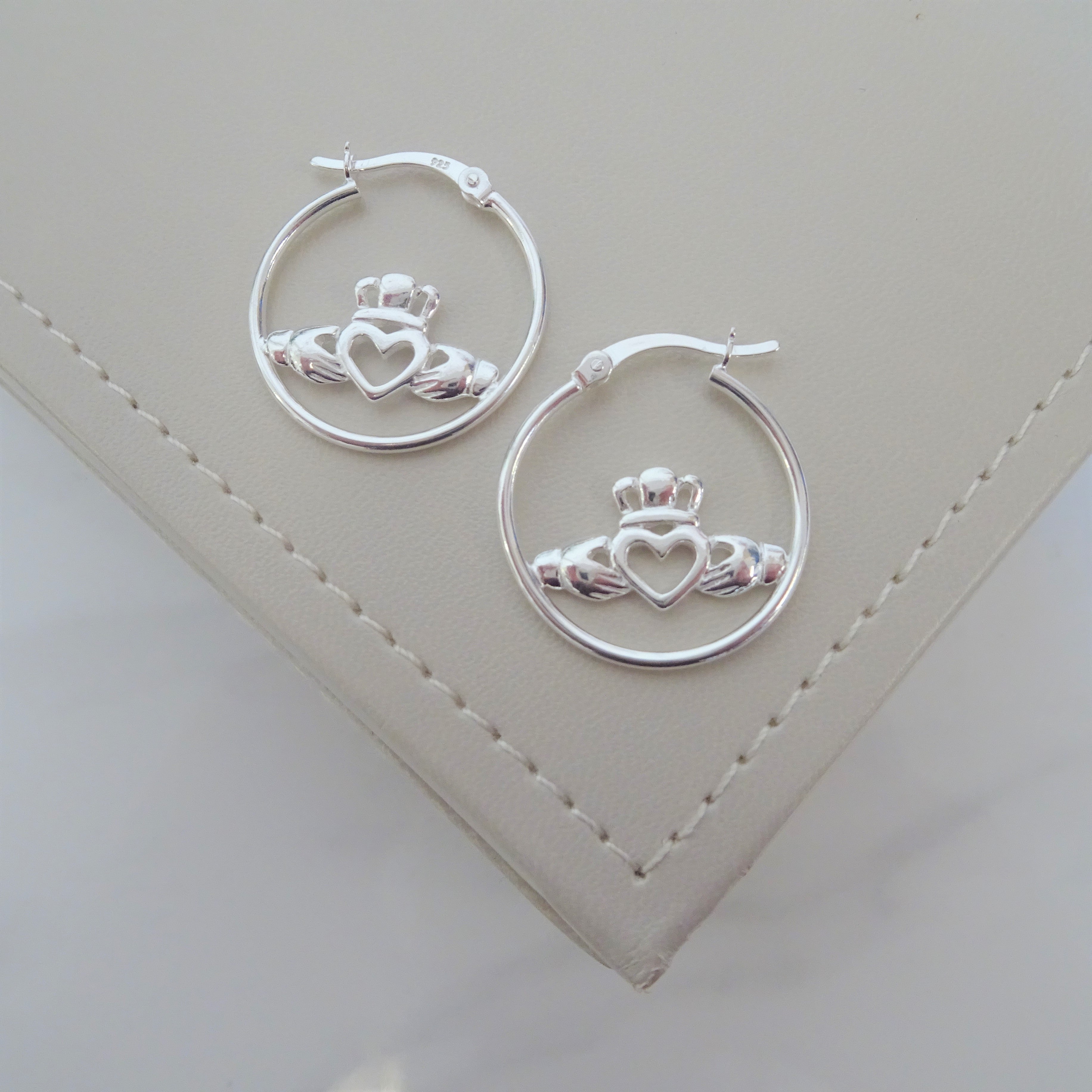 Sterlingsilber Creolen Ohrringe mit Claddagh
