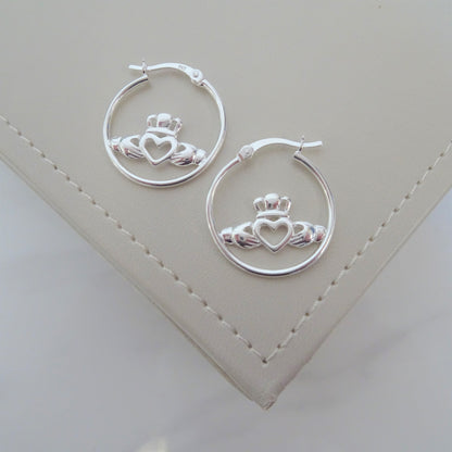 Sterlingsilber Creolen Ohrringe mit Claddagh