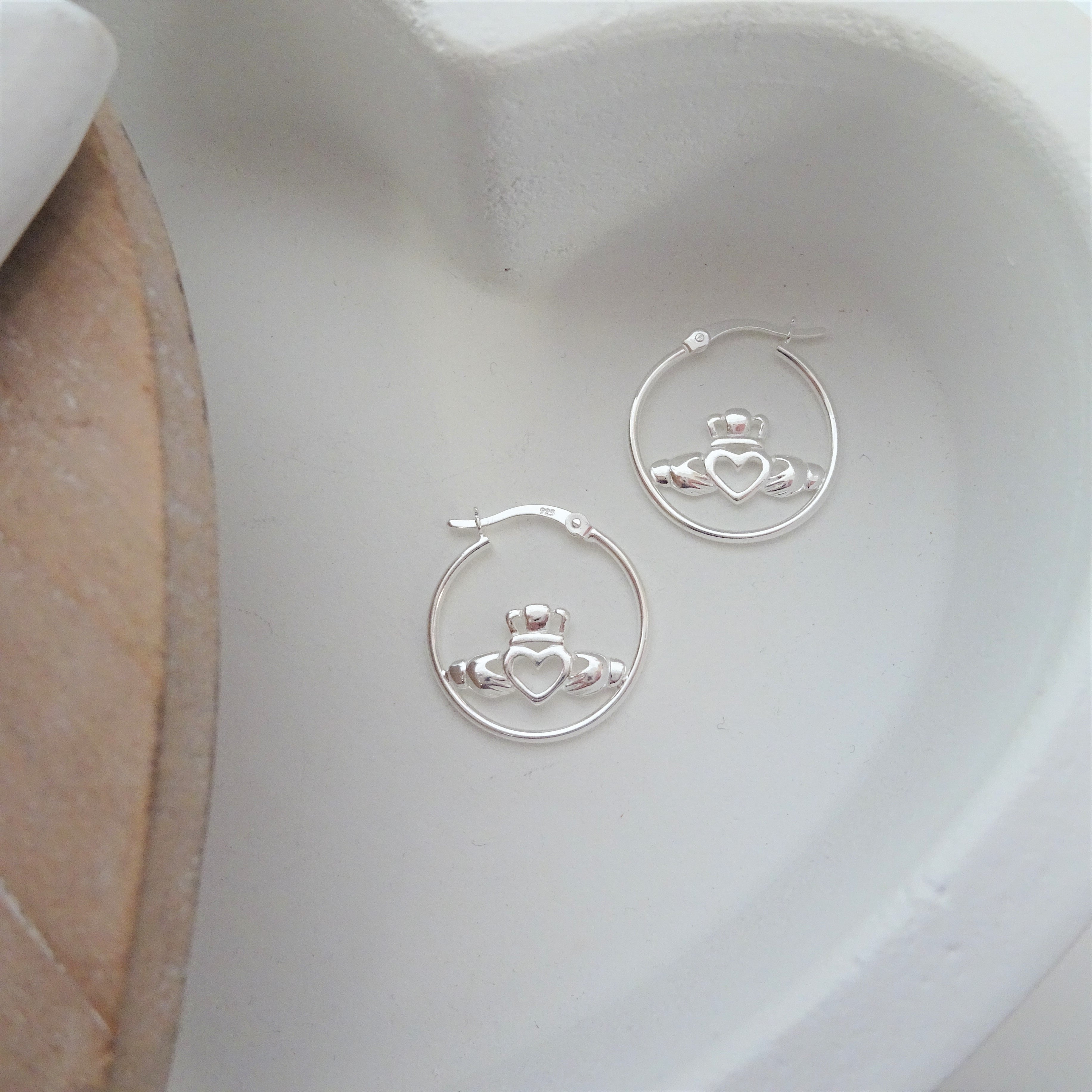 Sterlingsilber Creolen Ohrringe mit Claddagh