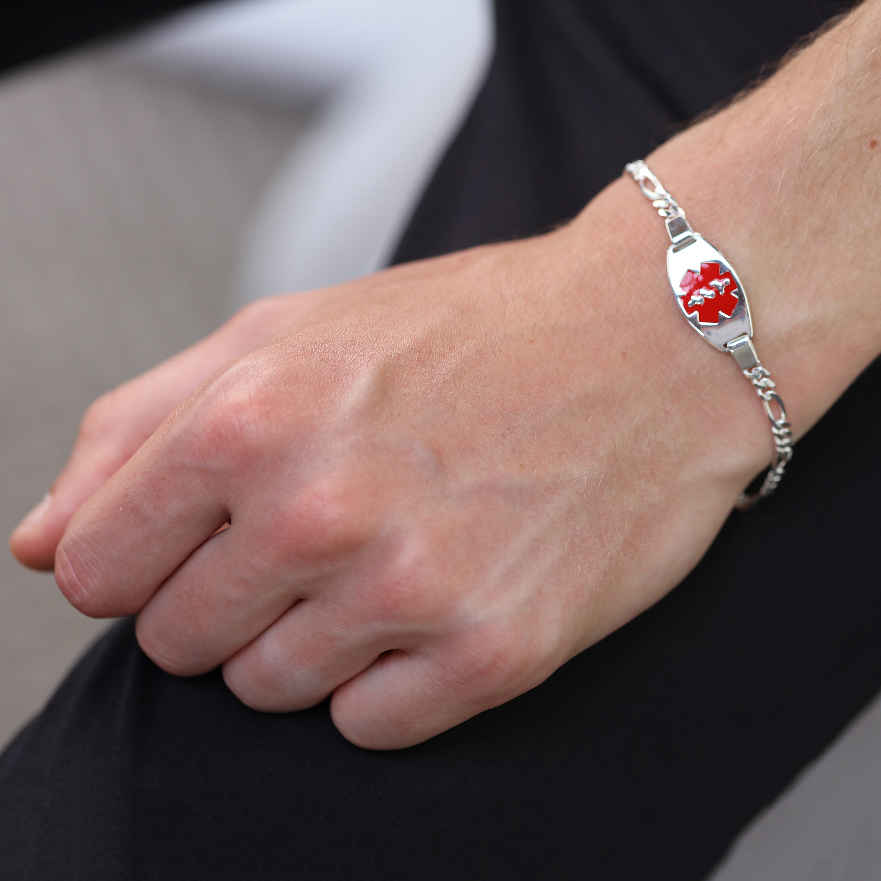 Medizinisches Notfallarmband für Männer und Frauen aus Sterlingsilber mit großer ovaler Gravurplatte – 7–8 Zoll