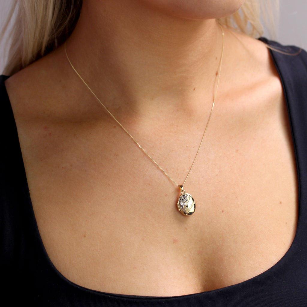 Ovales Medaillon aus 9 Karat Gold mit weißem Golddesign an einer Kette, 16–18 Zoll
