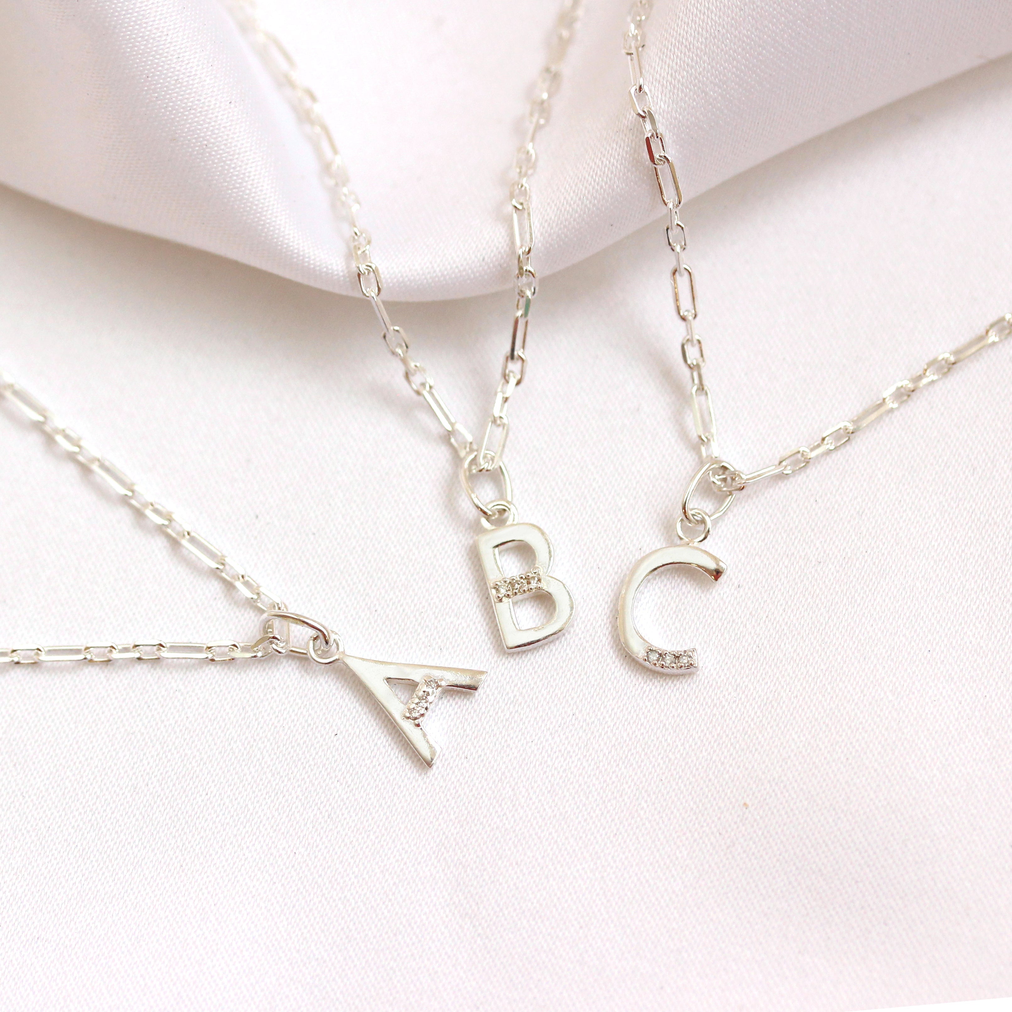 Sterlingsilber Halskette mit drei Diamanten und Initialen