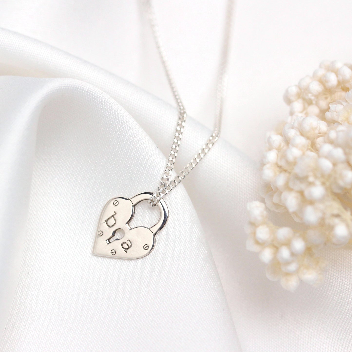 Personalisierte Halskette aus Sterlingsilber mit Initialen und Herz-Vorhängeschloss