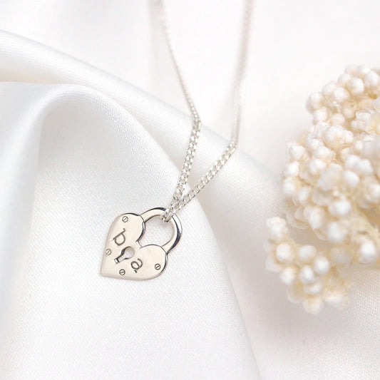 Personalisierte Halskette aus Sterlingsilber mit Initialen und Herz-Vorhängeschloss