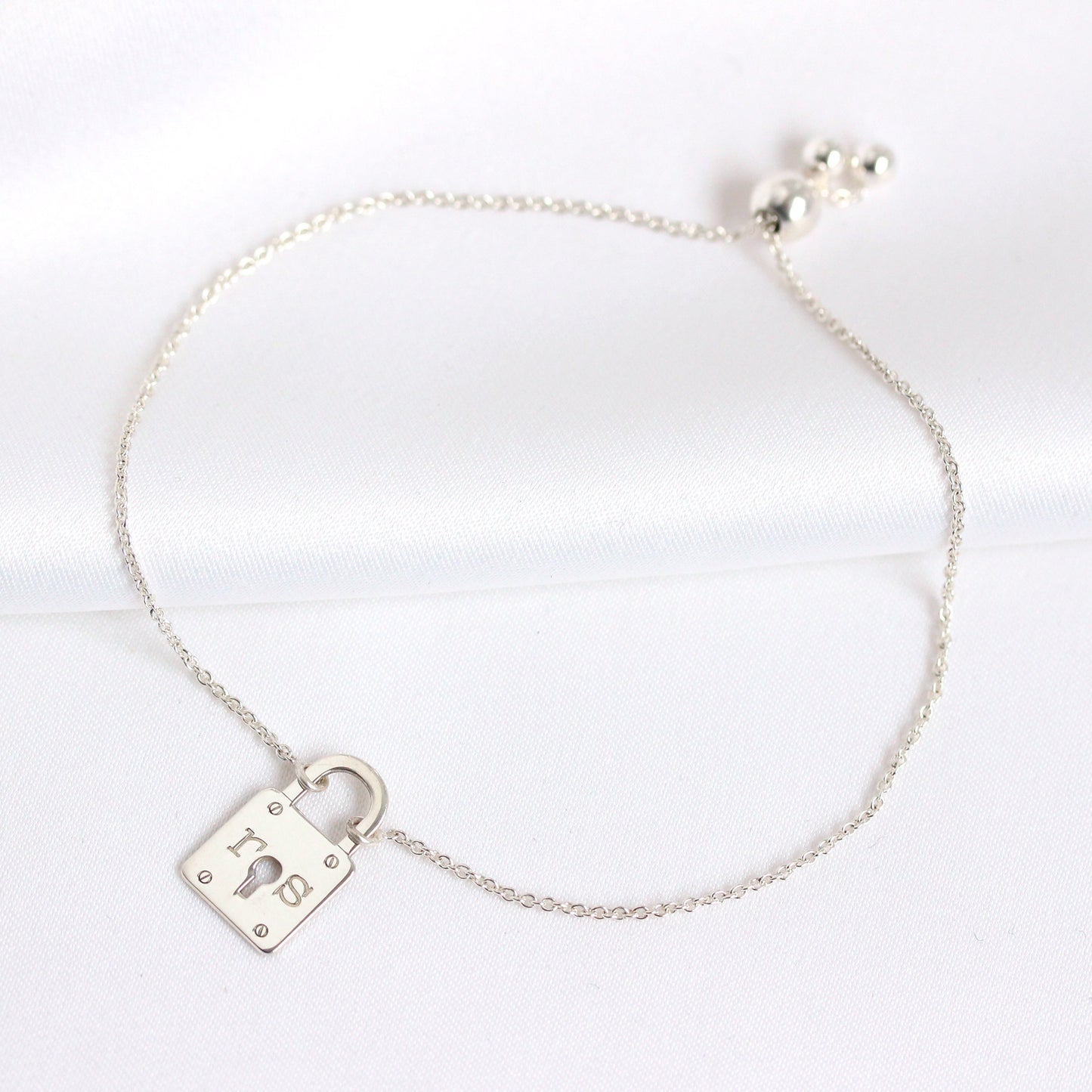 Personalisiertes Armband aus Sterlingsilber mit Initialen und Vorhängeschloss