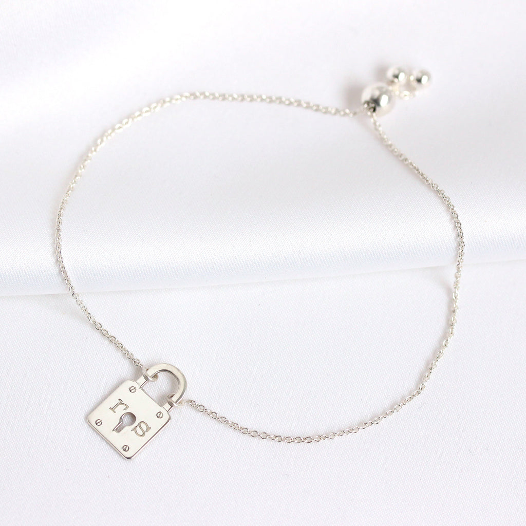 Personalisiertes Armband aus Sterlingsilber mit Initialen und Vorhängeschloss