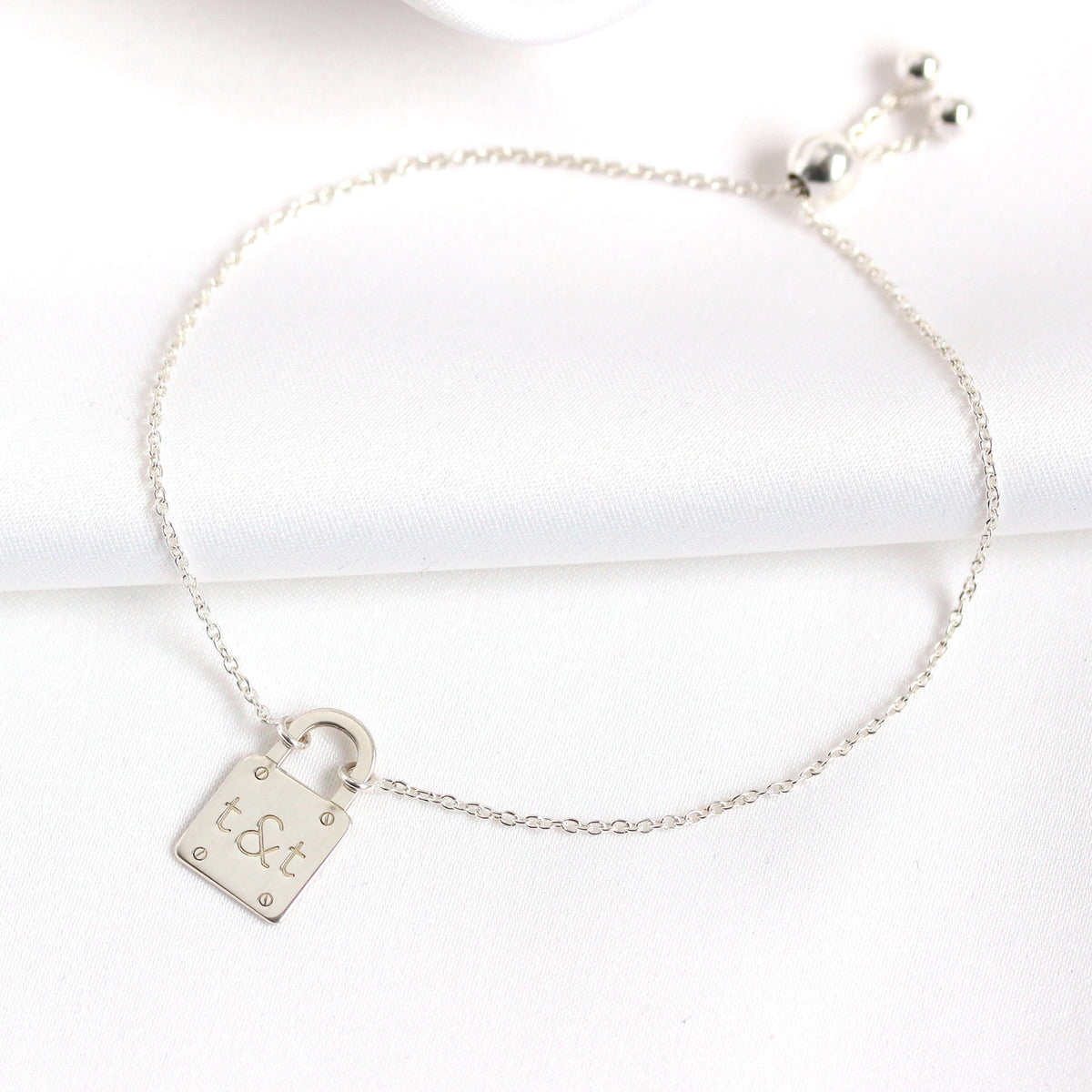 Personalisiertes Armband aus Sterlingsilber mit Initialen und Vorhängeschloss