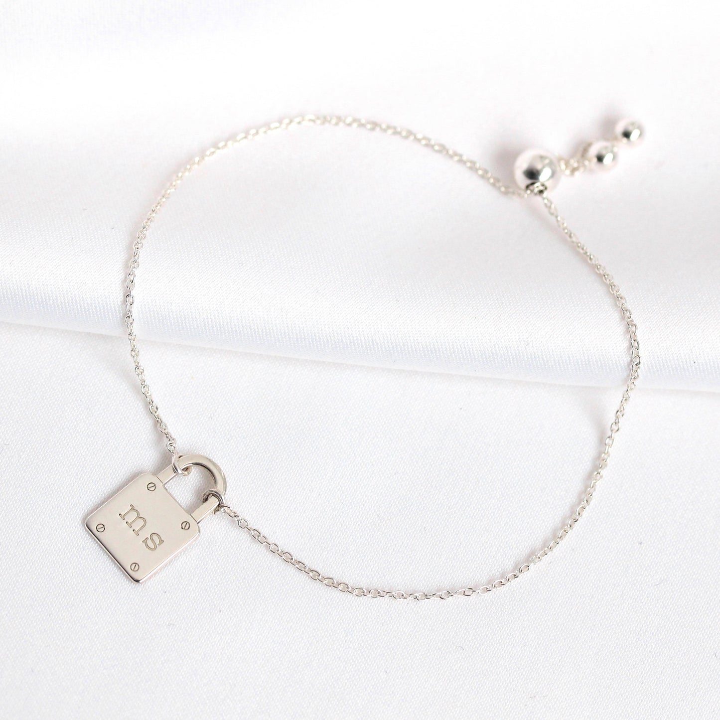 Personalisiertes Armband aus Sterlingsilber mit Initialen und Vorhängeschloss
