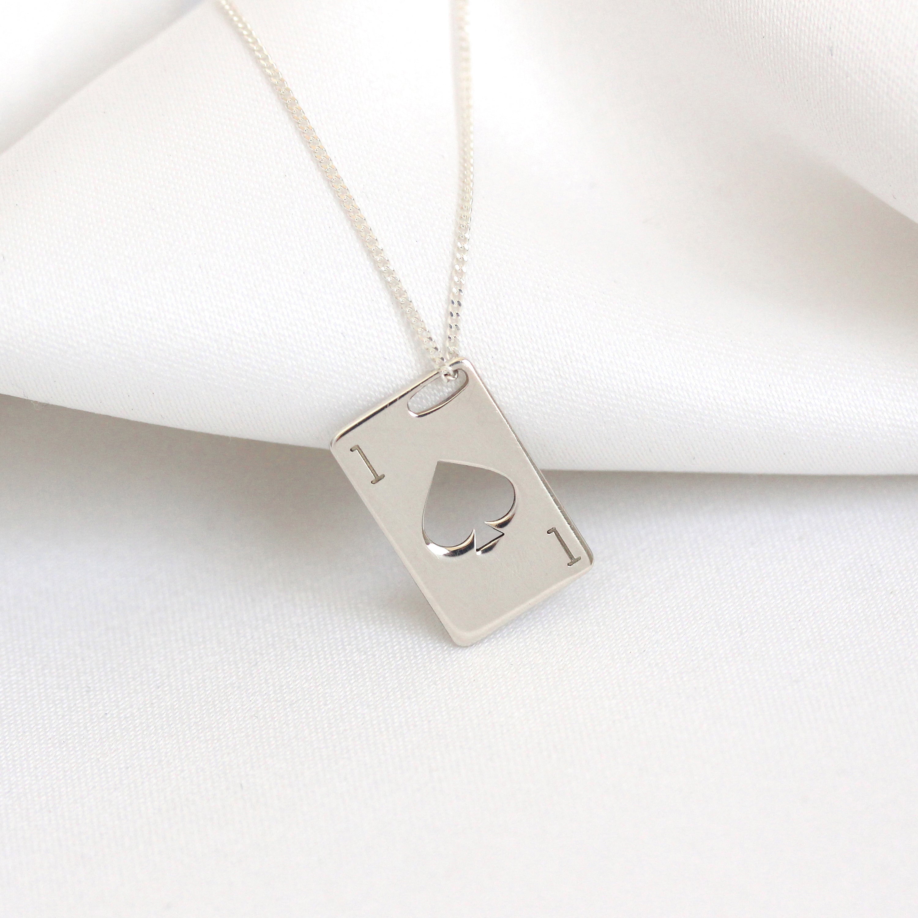 Personalisierte Halskette mit Initialen aus Sterlingsilber und Spielkarte