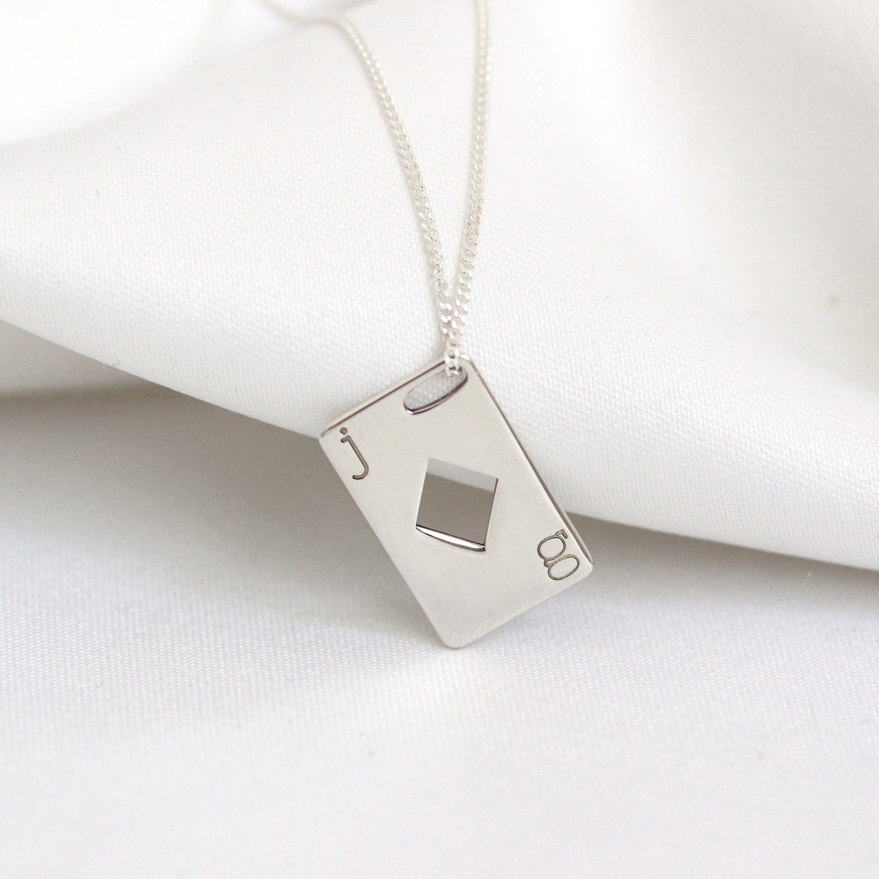 Personalisierte Halskette mit Initialen aus Sterlingsilber und Spielkarte