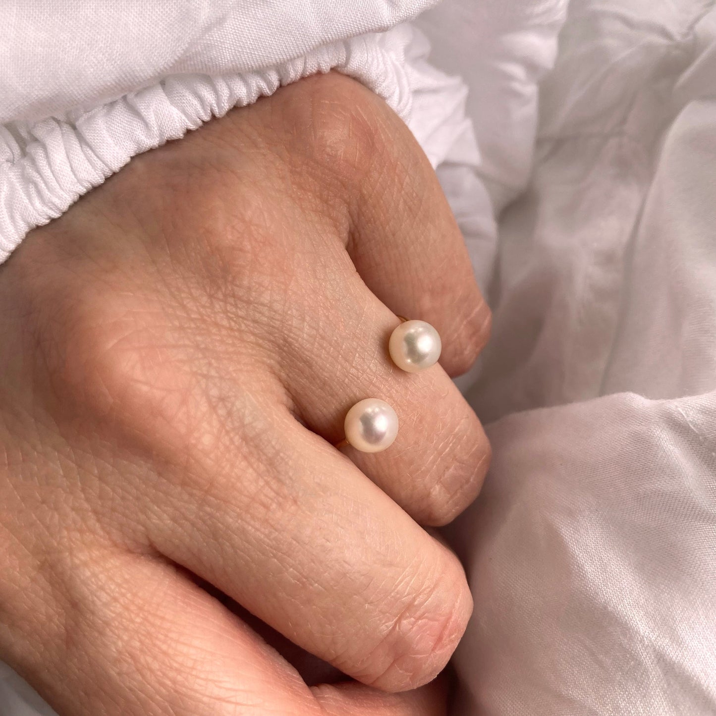 9 Karat Gelbgold Zweifach Weiß Süßwasserperle Offen Größenverstellbar Ring