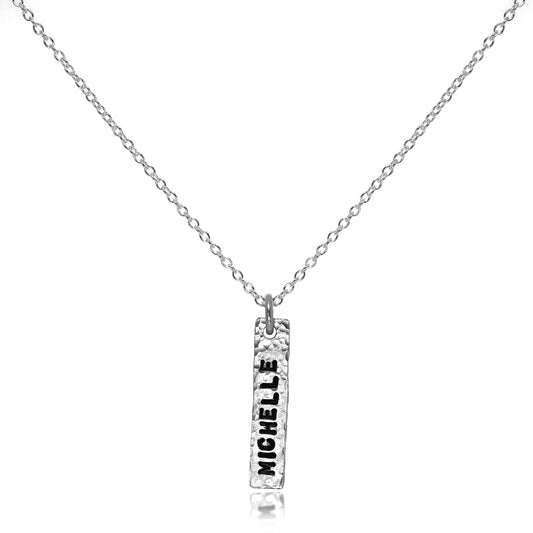 Personalisierte handgefertigte Halskette aus Sterlingsilber mit gehämmertem Anhänger