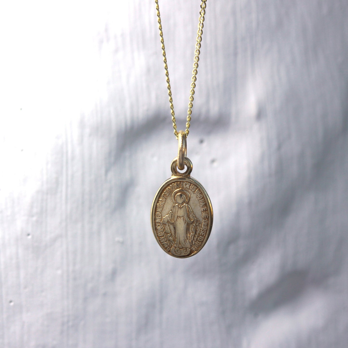 Halskette mit Miraculous Mary-Medaille aus 9 Karat Gold