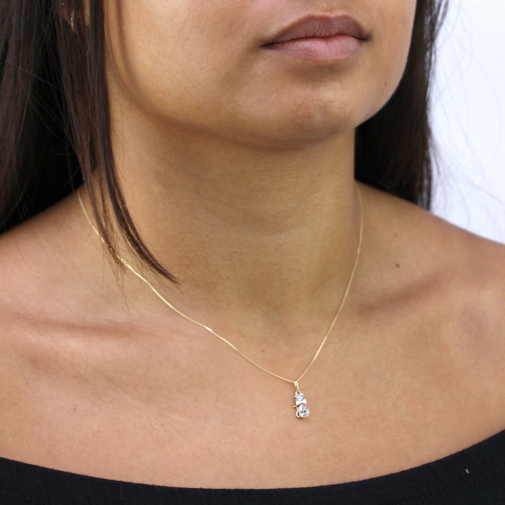 Halskette mit Anhänger aus 9 Karat Gold und klarem Zirkonia-Katzenmotiv mit Schleifenhalsband, 40–50 cm