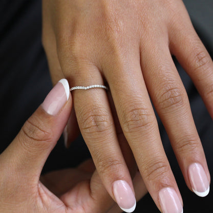 9 Karat Weißgold & klarer Zirkonia-Kristall, Wishbone-halber Ewigkeitsring zum Stapeln, Größe I-U