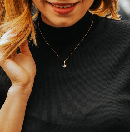 9 Karat Gold Halskette mit Blatt und ausgeschnittenem Herz – 16–20 Zoll