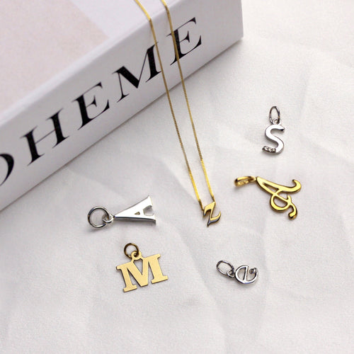 Buchstaben-Charms A - Z aus 9 Karat Gold in verzierter Kalligrafie-Schrift