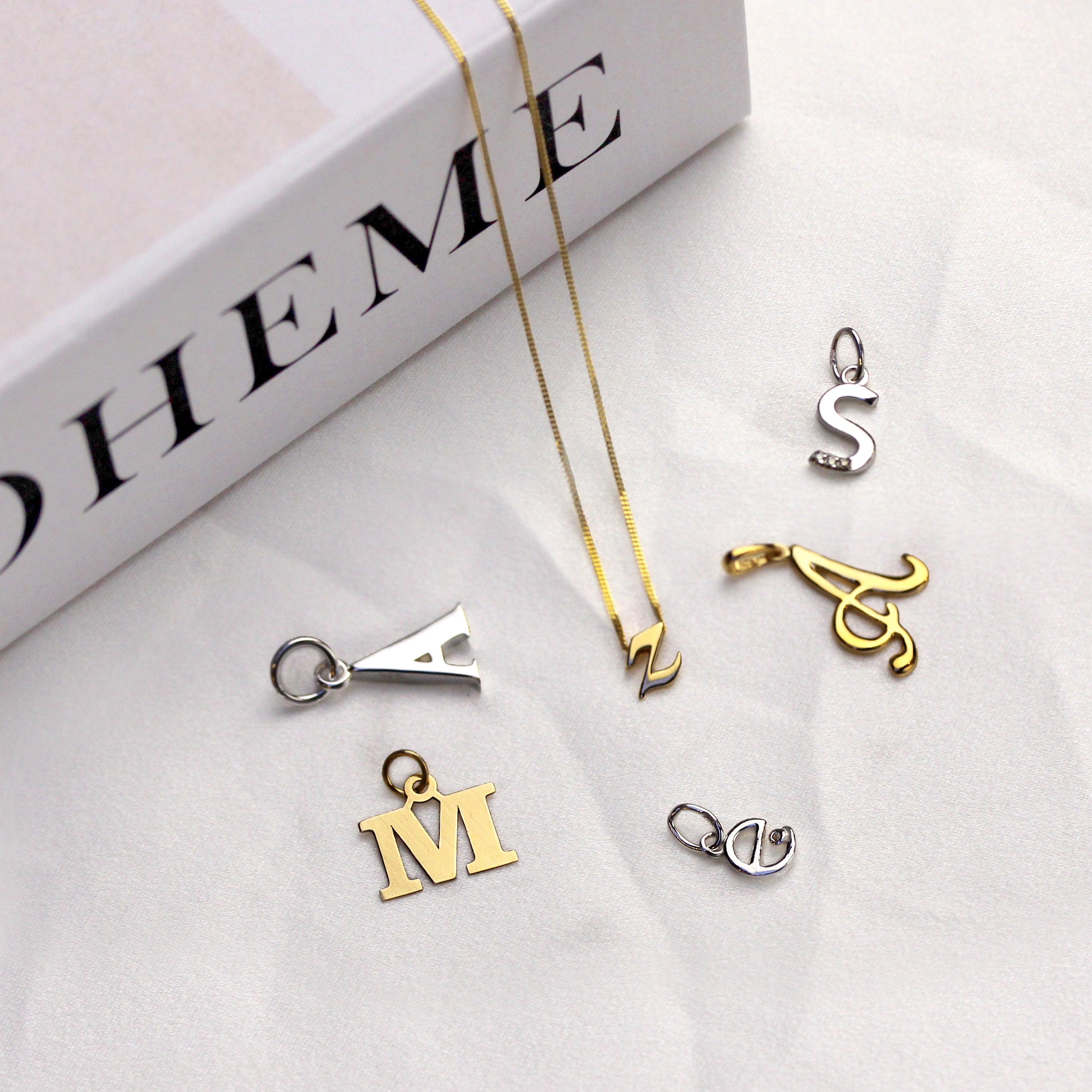 Sterlingsilber Anhänger mit dreifachem 1,2-Karat-Diamant und Buchstaben A–Z