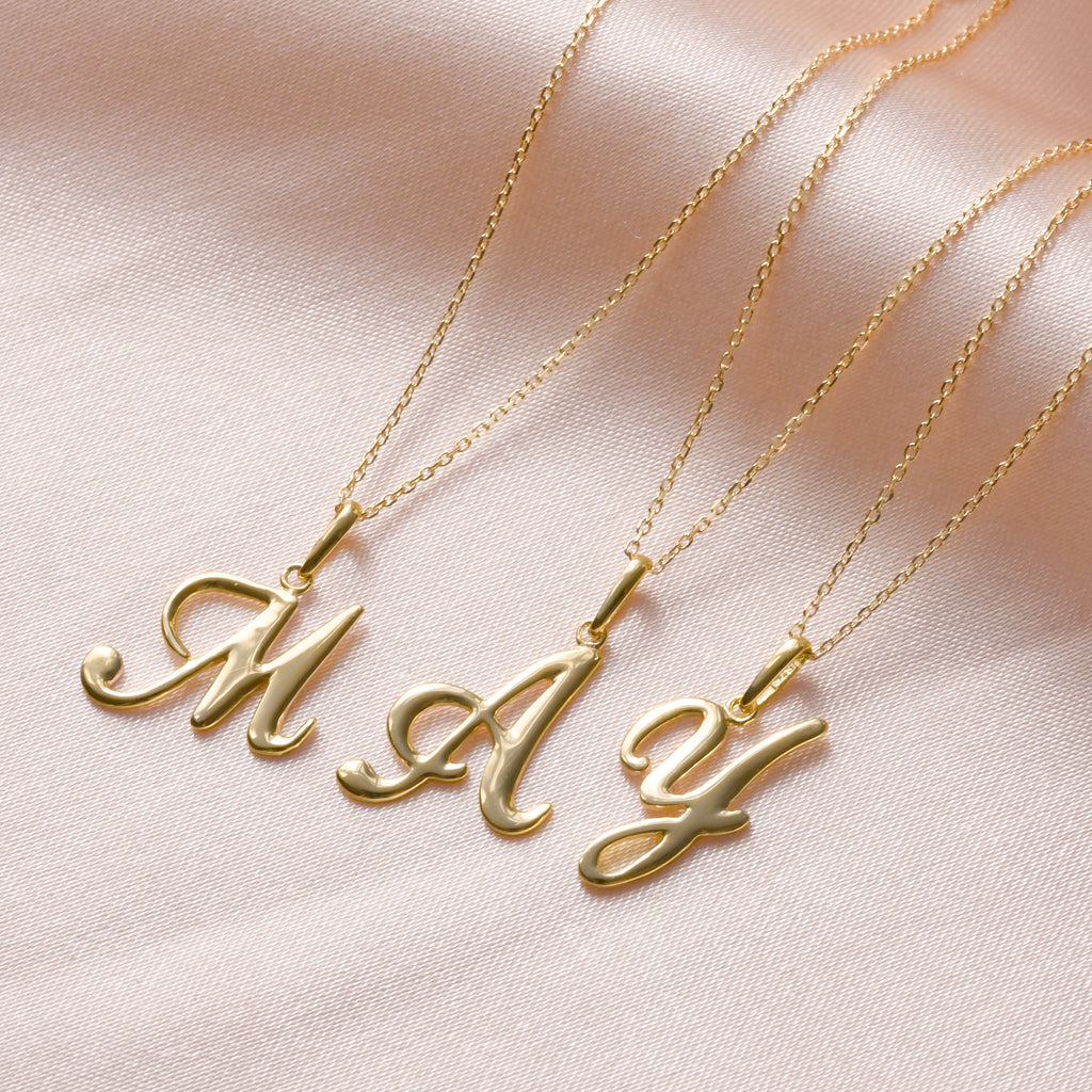 Halskette mit Anhänger aus 9 Karat Gold mit verschnörkelter Kalligraphie-Schrift und Buchstabe Y, 16–20 Zoll