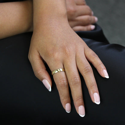 9 Karat Gold gravierbarer 4 mm Ehering Größe I–U